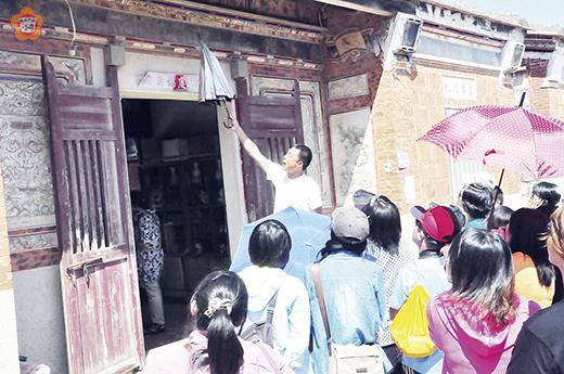   金東俗民生活導覽實務，莊美榮解說民俗村建築意涵。（許峻魁攝）