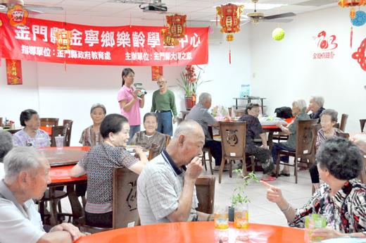 大同之家一○二年樂齡園藝治療課程昨日開跑，四十位長者與會動手學植物栽培，開開心心完成播種，圍著老師合影，兩週後將檢查進度。（陳麗妤攝）