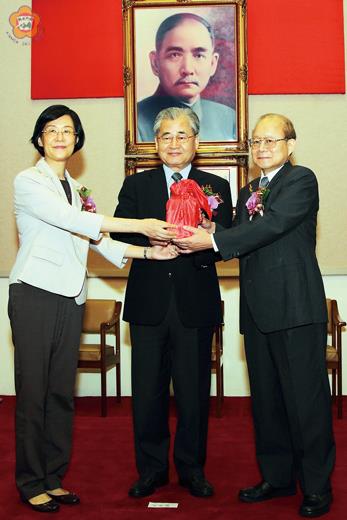 在行政院副院長毛治國(中)監交下,兼任福建省政府主席薛琦(右)自原兼任福建省政府主席羅瑩雪(左)手中接下印信,正式走馬上任。(省府提供)