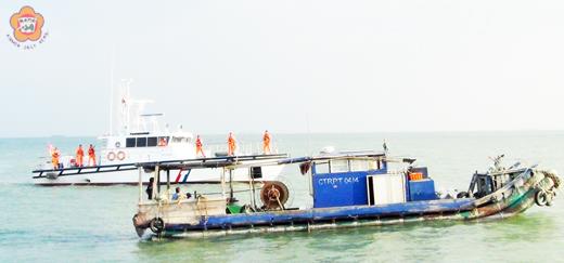 金門海巡隊在五天內驅離了五十四艘非法作業的大陸漁船，並帶案處分四艘大型拖網漁船。（金門海巡隊提供）