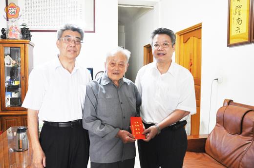   金門信用合作社理事主席陳松泉（右一）率同主管前往探慰九十歲以上高齡社員，並贈敬老禮金。
（李金鎗攝）