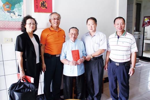   褔建省政府代理秘書長張金成（右二）率員赴金寧鄉等鄉鎮探望人瑞，致贈每位人瑞祝壽金，表達尊老、崇老關懷之意。（省府提供）