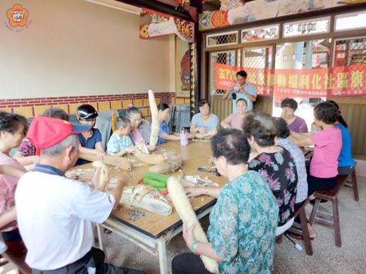 後豐港社區主辦「天然菜瓜布的種植與製作」研習,邀請社區資深農民董華傳授製作秘訣。
(後豐港社區提供)