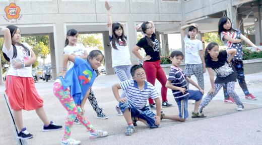   「MiniKo」舞團正在練習「百貨公司」公演中，代表「青少年文化館」和「嘻哈文化館」的舞曲。（張建騰攝）