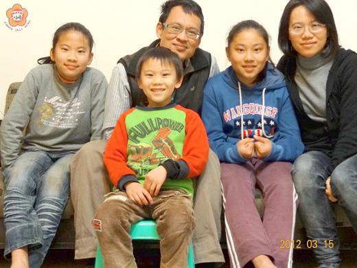   防疫所課長李有世以傑出表現，當選本縣模範公務員，圖為全家福。（李有世提供）