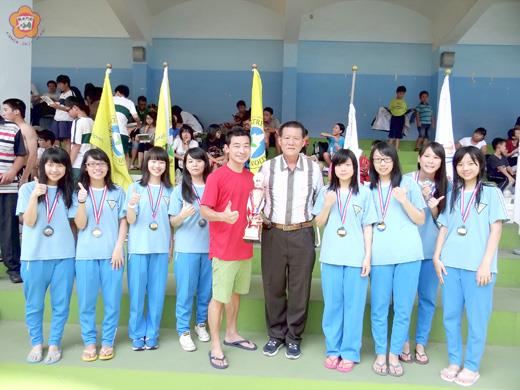   金門高中八位女蛟龍，在全國飆泳賽「泳」出全國第五名佳績，以四分五十一秒成績，締造金門縣高中組歷年以來最佳紀錄。
（金門高中提供）