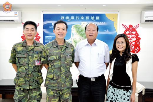   即將赴台履新的烈嶼指揮部指揮官鍾樹明（左二），拜訪鄉長洪成發，感謝洪鄉長促進軍民間的友好關係。（許加泰攝）