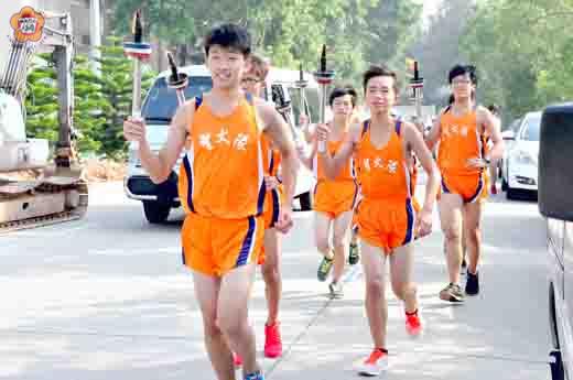   全運會聖火傳遞抵金，由寧中小聖火隊擔任傳遞工作。（許峻魁攝）