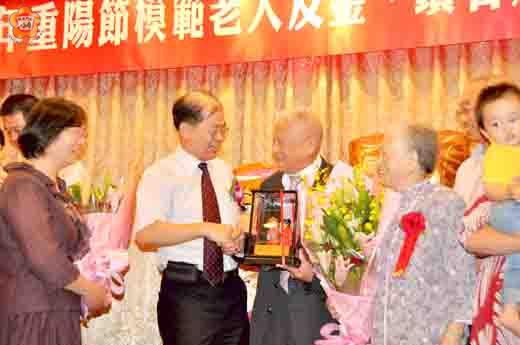 金門縣政府昨日上午舉辦「模範老人及金婚夫妻、鑽石婚夫妻表揚暨聯誼慶祝活動」，縣長李沃士頒獎表揚鑽石婚夫妻並合影。（李增汪攝）