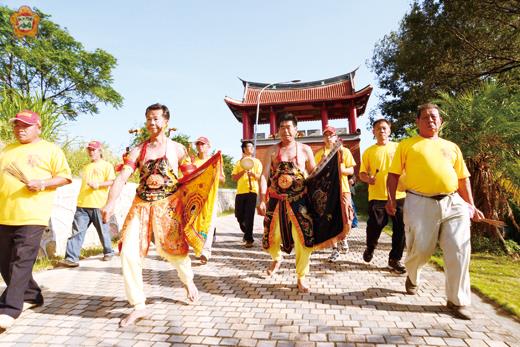   金門城睢陽府廟慶，副縣長吳友欽前往上香致意；下午的遶境巡安活動中，厲王爺乩身在金門城西城門巡安，場面熱鬧。（董森堡攝）