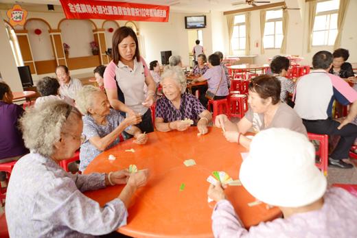   水頭重陽敬老活動中，村內長者齊聚牌桌聯誼。（董森堡、許加泰攝）