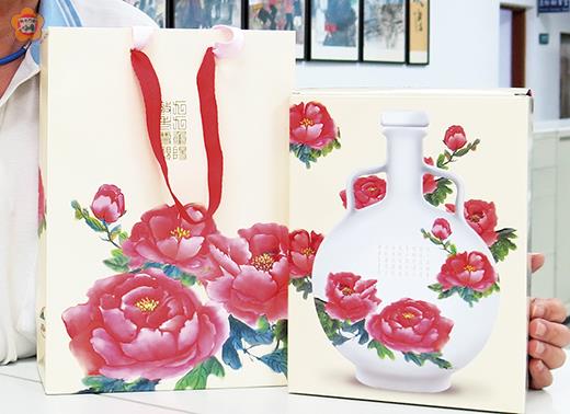   金城鎮公所推出的重陽節紀念酒造型精美，在市場上造成搶購熱潮。（金城鎮公所提供）