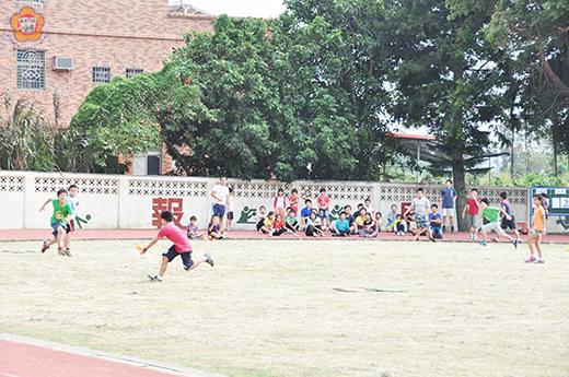 為慶祝建校一百週年校慶活動，古寧國小陸續舉辦校慶越野賽和樂樂棒比賽。（李增汪攝）
