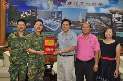 金門縣政府秘書長盧志輝日昨頒發金門縣「榮譽縣民」證予烈嶼指揮部指揮官鍾樹明。(李增汪攝) 