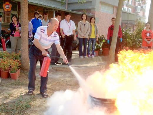 烈嶼鄉公所昨日在公所大樓進行員工自衛消防編組訓練暨高樓大火消防演練。（李金鎗攝）