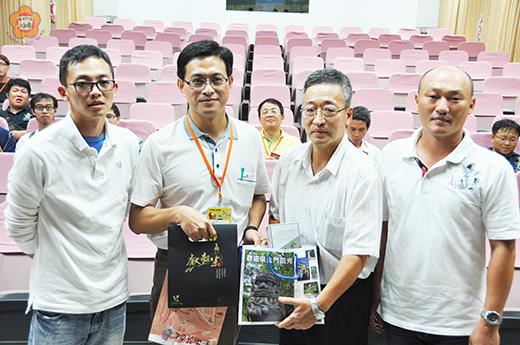 苗栗縣政府觀摩參訪團一行38人昨抵縣府拜會交流,雙方相互交換禮物。(翁碧蓮攝)