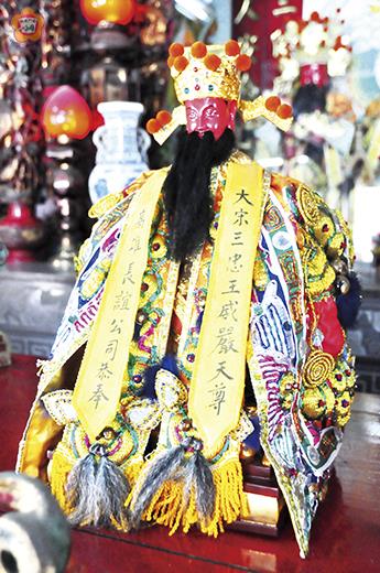   供奉於高雄長誼公司的三忠王神像，昨返金參加萬安堂建醮酬神。
（許峻魁攝）