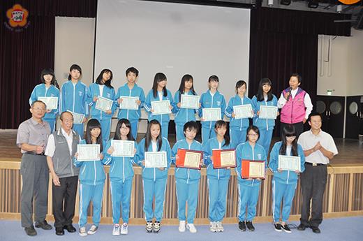 周大觀文教基金會昨日頒發「讀出希望獎狀」,鼓勵洪承欣、楊子逸等29位金城國中優勝同學後合影。(李金鎗攝)