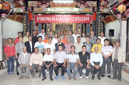 古寧頭李氏雄房宗親會昨晚舉辦第四、五屆理事長交接典禮，新任理事長李坤洲頒發理監事當選證書給各理監事與會務幹部後合影。（李金鎗攝）