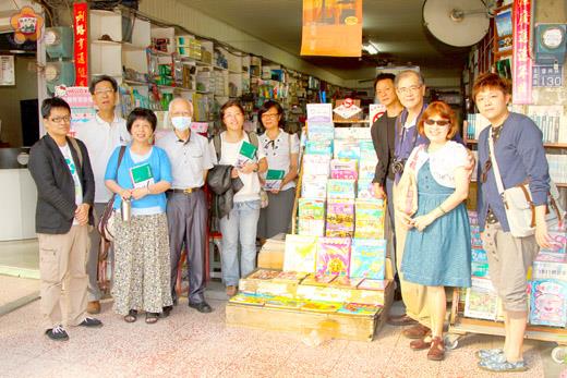 二○一三金門文學營-小說裡的那些人，那些故事，今起盛大舉行，李昂、王聰威、曹瑞原等前往長春書店拜訪縣籍作家陳長慶，以文會友相見歡。（陳麗妤攝）