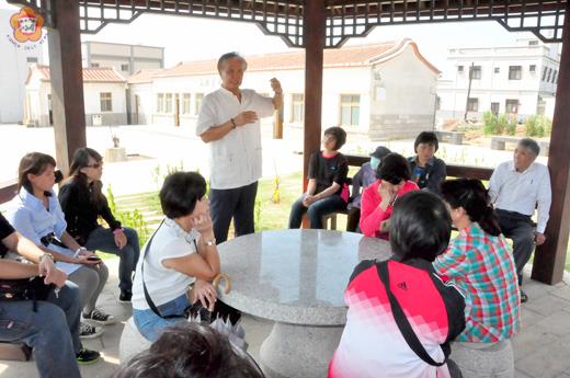   文化園區民俗博物館舉辦驚艷沙美導覽活動，黃振良老師（站立者）解說西園鹽場歷史。（許峻魁攝）
