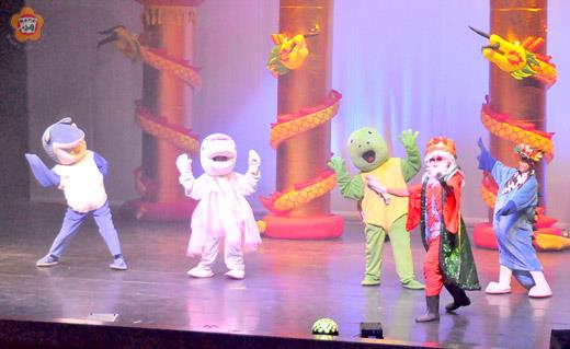 「皮皮兒童表演藝術團」昨晚假文化局演藝廳，演出「章魚魔法師」，寓教於樂，廣受大人小孩歡迎。（陳麗妤攝）