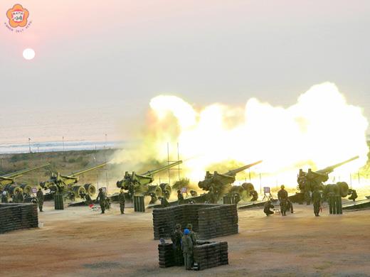   從破曉到黎明，金門防衛指揮部砲兵群向后湖陣地外四千至七千公尺處的南方海域發射了八十發的各式砲彈。（張建騰攝）