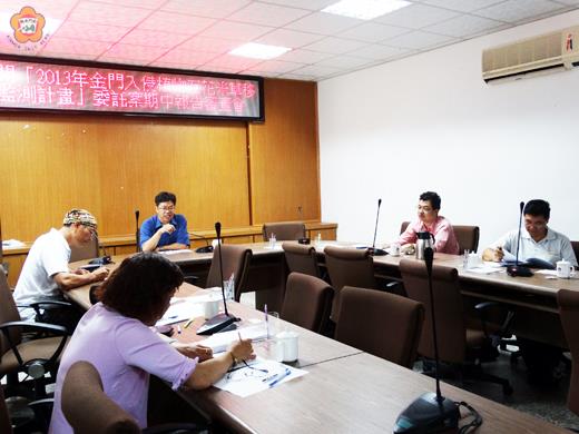   金門縣政府昨日召開「102年金門縣入侵植物互花米草移除工作計畫」期中簡報，由建設處副處長楊文璽主持。
（李增汪攝） 