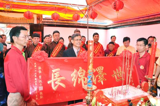 　金城鎮金水黃氏世懋堂奠安慶典，副縣長吳友欽、鄉鎮長等前往致賀，並敬獻彩匾、爐敬祝賀。（莊煥寧攝）