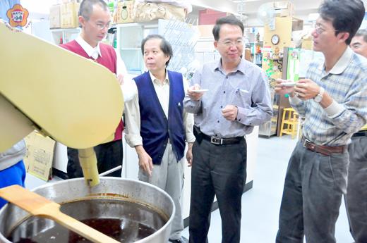   農試所委託金門大學釀製豆麥醬油，昨日相關單位前往開缸品評。（許峻魁攝）