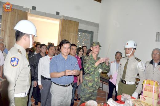   金門各界公祭陣（公）亡將士暨萬善祠先靈祭典儀式，由縣府秘書長盧志輝、金防部政戰副主任李清俊主祭。（李金鎗攝）