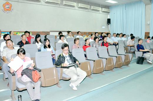   環保局辦理「資源循環暨減碳政策」宣導說明及座談會，邀請機關、學校、村里、社區代表參與經驗分享與意見交流。（莊煥寧攝）