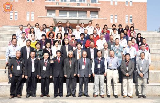   閩南文化國際學術研討會昨日上午在國立金門大學開幕，專家學者在大樓前合影。（李金鎗攝）