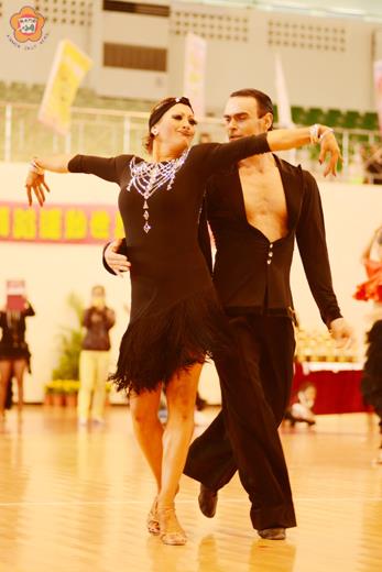   金門觀光藝術季國際運動舞蹈公開賽，來自各國的舞蹈選手們在館場內展現精彩舞藝。（董森堡攝）