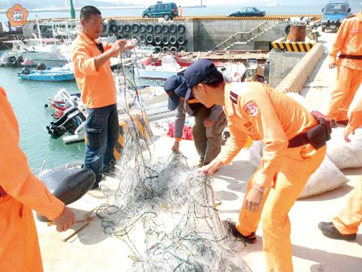   金門岸巡總隊與金門縣政府護漁小組實施漁業巡護作業，沒入了定置漁網四十具。（金門岸巡總隊提供）