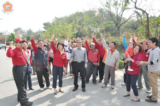 　拖板車載運水頭商港大型浮標沈錘，行經水頭村道路轉彎發生沈錘滾落道路意外，水頭村民向到場關心查看的副縣長吳友欽提出抗議與訴求，要求縣府儘速興建水頭商港聯外道路，以維護村民的生命安全。（莊煥寧攝）