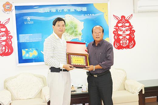   新北市議員林國春一行昨拜會烈嶼鄉長洪成發，並贈送紀念牌。
（烈嶼鄉公所提供）