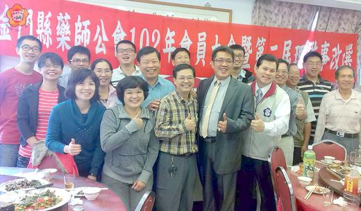 周彝君(「102」正下方)當選「金門縣藥師公會」第二屆理事長;金門縣議員周子傑(「員」字右方)表示會對公會的運作持續相挺。(藥師公會提供)