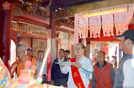   縣長李沃士昨上午前往金沙浦邊蓮法宮上香，祈求國泰民安。（何應權提供）