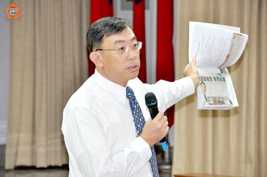   「縣府102年度廉政週專題演講」昨登場；邀請福建高等法院金門分院檢察署檢察長邢泰釗主講。（翁碧蓮攝）
