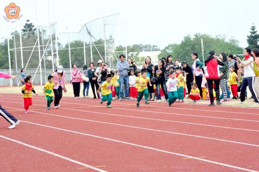   城幼運動會：大隊接力參賽選手奮力向前跑。（許峻魁攝）