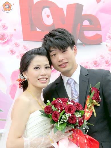   金湖鎮昨日為止共有九十六對新人結婚。新郎蔡暉凱和新娘何玉霞是戶政所照相服務開辦以來，第三十四對同意照相的新人。
（張建騰攝）