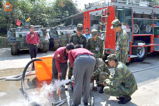   烈嶼消防分隊結合烈嶼地區國軍辦理聯合救災演訓，訓練成效良好。（李金鎗攝）