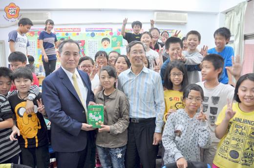 王水衷帶來二百本多功能作文國語辭典工具書回饋母校，並捐贈二十萬元作為學校推動校務基金。（李金鎗攝）