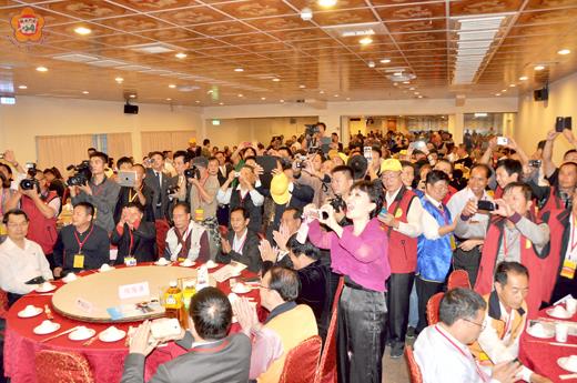 第十一屆（2013）世界王氏宗親聯誼懇親大會活動，在金門舉行，金門縣長李沃士（右）以晚宴歡迎世界各地一千三百多位王氏宗親相聚金門。
（許加泰攝）