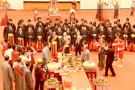 來自世界各地的一千三百多位王氏宗親齊聚金門縣立體育館進行祭祖活動，場面遵循古禮、盛大隆重、莊嚴肅穆。（董森堡攝）