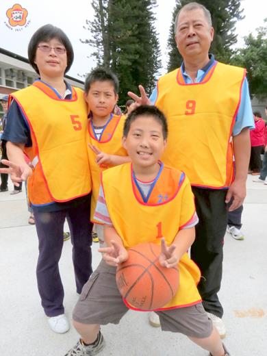   洪和盛、梁明月與就讀國小的雙胞胎洪安、洪宇（前）是一個志工家庭。（張建騰攝）