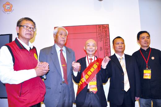   為期三天的第十一屆（2013）世界王氏宗親聯誼懇親大會活動，昨日落幕：重慶市王氏宗親總會爭取到下一屆主辦權，總會長王國金（右三）從這一屆主辦的金門王氏宗親會理事長王炳川（左二）手中接下傳承活動的棒子。（許加泰攝）