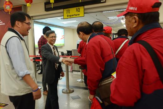   金城鎮外武廟管理委員會昨出發前往大陸晉江東石鎮「鎮江宮」謁祖請火，副縣長吳友欽（左二）及金城鎮長石兆瑉（左一）前往水頭碼頭歡送。（董森堡攝）