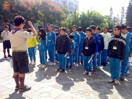 金城國中舉辦隔宿露營,吸引四十位學生參加,完成繩結、包紮、旗語等童軍技能訓練。(圖片由金城國中提供)
